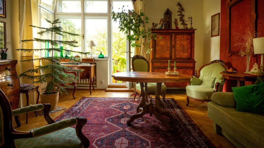 Stylowy pokój w stylu vintage z drewnianymi meblami