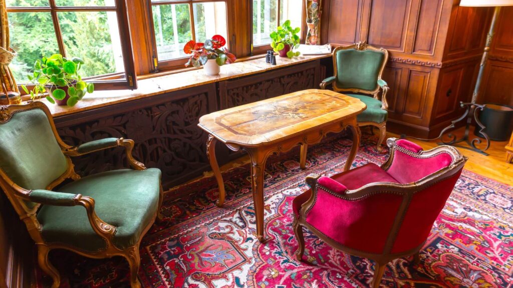Klimatyczny pokój w stylu vintage z drewnianymi meblami